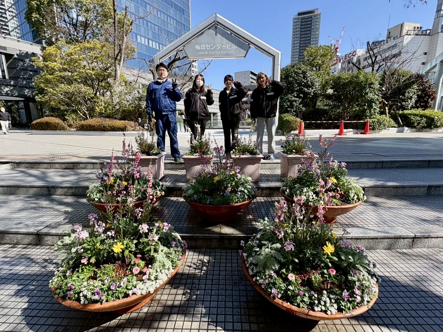 植替え作業後の寄せ植え花壇